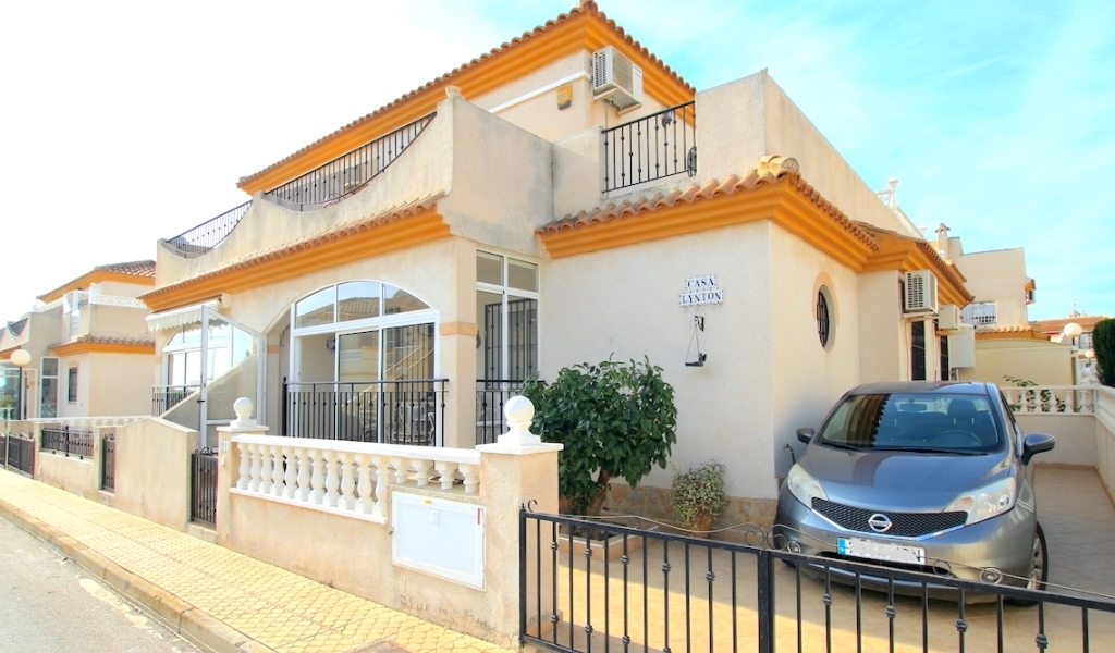 WELL PRESENTED PROPERTY LOCATED IN THE EVER POPULAR PLAYA FLAMENCA  WITHIN WALKING DISTANCE TO AN ARRAY OF AMENITIES 