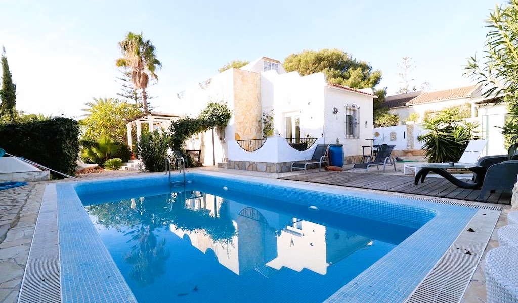 FABULOUS DETACHED VILLA LOCATED 300M FROM THE BEACH IN LA ZENIA