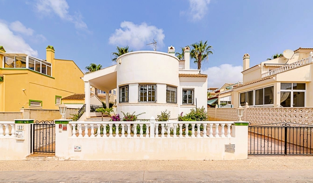 LOVELY VILLA LOCATED IN SOUGHT AFTER COMPLEX IN THE HEART OF PLAYA FLAMENCA