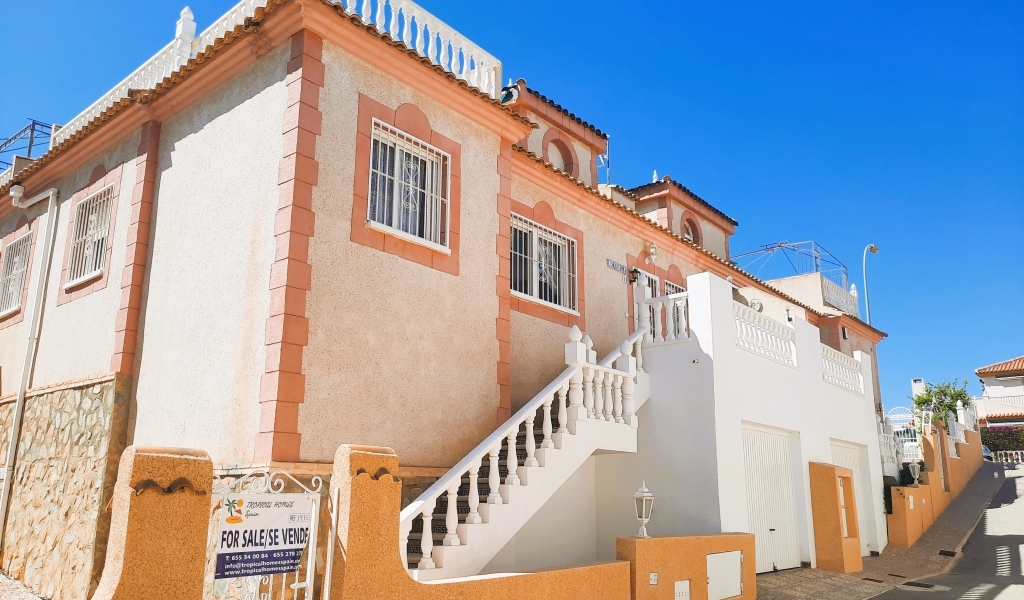 LOVELY QUAD BUNGALOW OOZING LOTS OF POTENTIAL LOCATED IN FLAMINGO HILLS III, PLAYA FLAMENCA