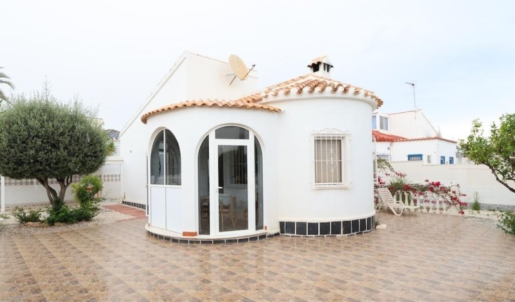 DETACHED VILLA LOCATED IN THE POPULAR AREA OF LA FLORIDA