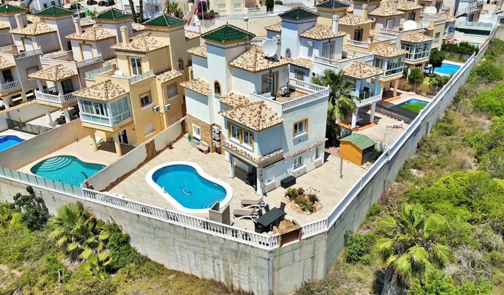 4 Bedroom 3 Bathroom Villa in Villamartin