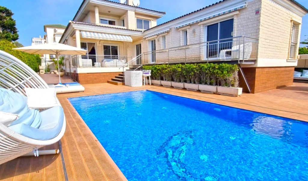 5 Bedroom 5 Bathroom Villa in Torrevieja