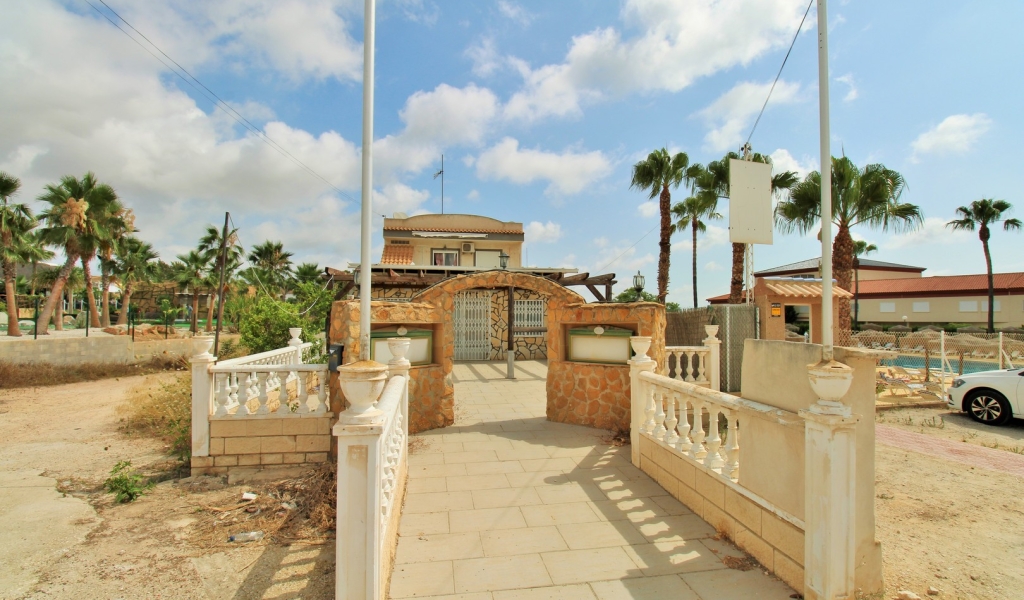 3 Bedroom 2 Bathroom Commercial in Villamartin