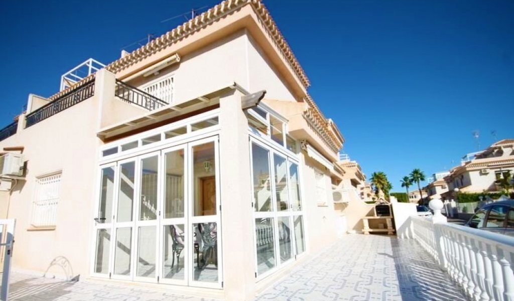 CORNER QUAD PROPERTY REDUCED TO €150,000 FROM €160,000 IN THE CENTRE OF PLAYA FLAMENCA