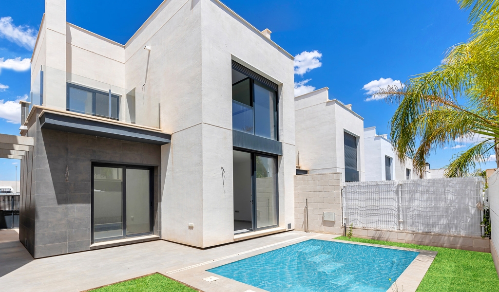 DETACHED 3 BEDROOM VILLA WITH PRIVATE POOL, LOCATED IN THE PAU 26 AREA OF VILLAMARTIN
