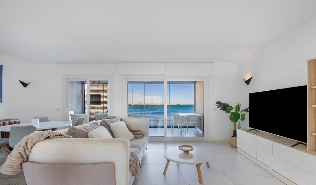  5TH FLOOR APARTMENT WITH STUNNING SEA VIEWS LOCATED IN THE DESIRABLE FRONT LINE POSIDANA COMPLEX IN PUNTA PRIMA