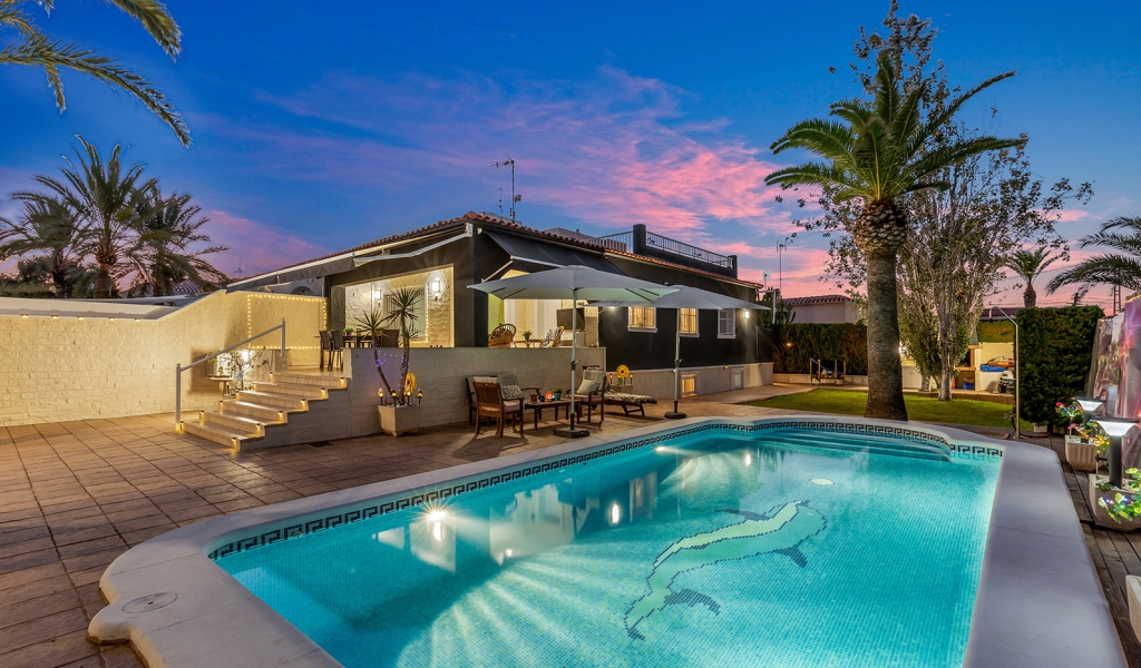 4 Bedroom 2 Bathroom Villa in Torrevieja