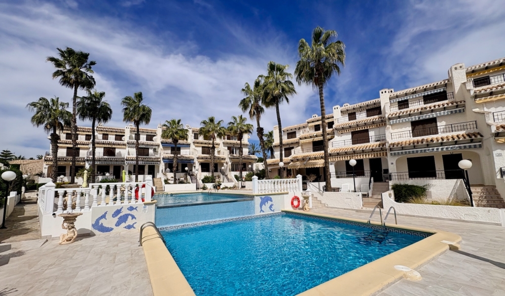 4 Bedroom 2 Bathroom Adosado in Orihuela Costa