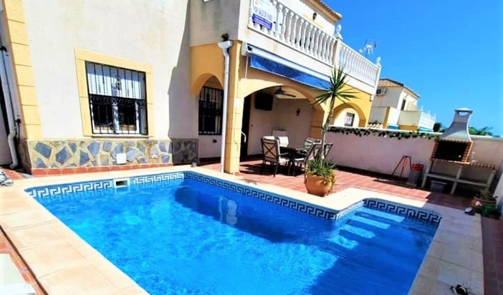 STUNNING CORNER QUAD HOUSE WITH PRIVATE POOL LOCATED CLOSE TO PLAYA FLAMENCA