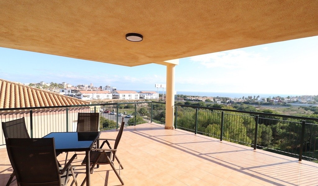 STUNNINGLY STYLISH PENTHOUSE APARTMENT LOCATED 800M FROM THE SEA IN PLAYA FLAMENCA