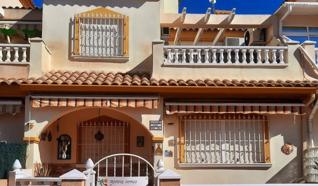 FANTASTIC  TOWNHOUSE OVERLOOKING COMMUNAL POOL IN FLAMENCA VILLAS COMPLEX, PLAYA FLAMENCA