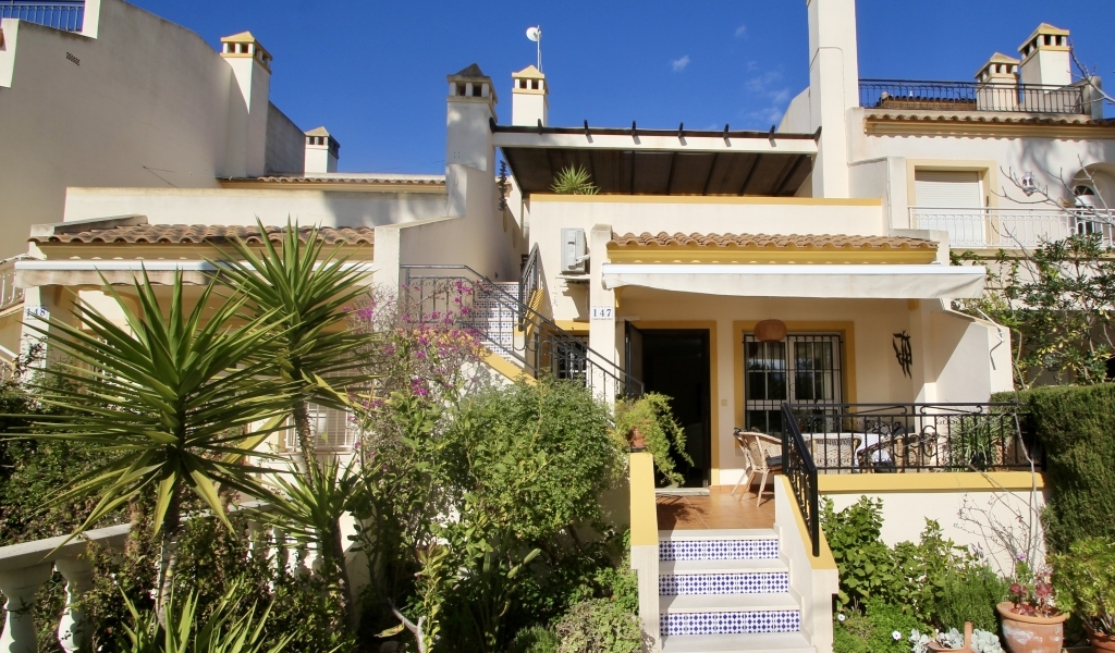 STUNNING TOWNHOUSE IN THE DESIREABLE RESIDENTIAL COMPLEX VALENICA COMPLEX, VILLAMARTIN