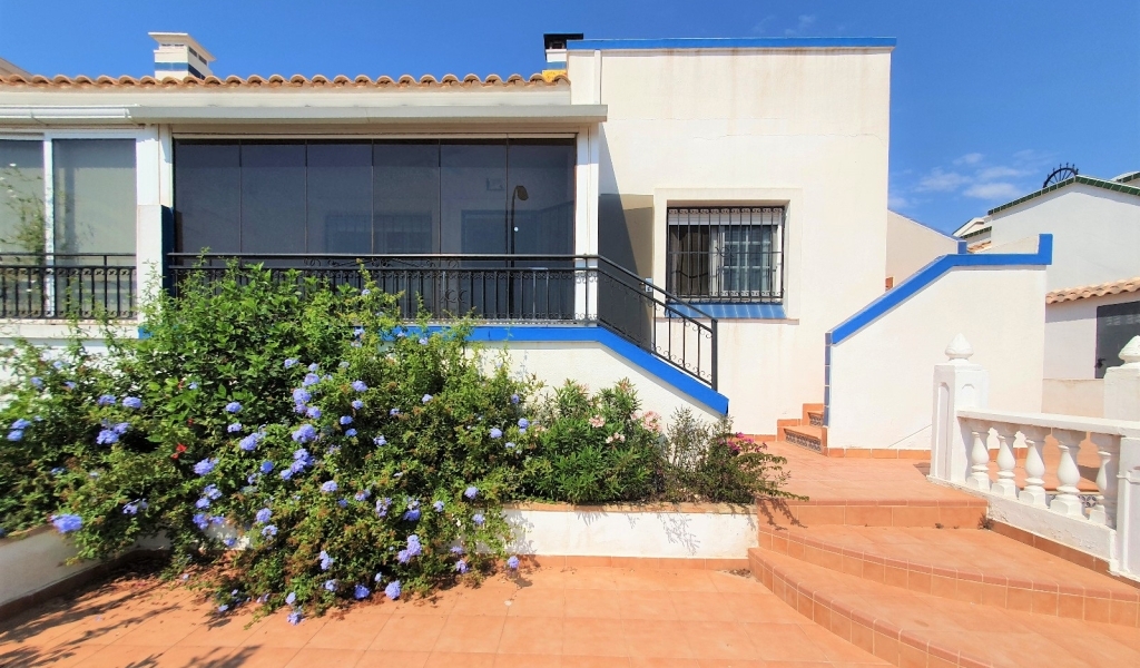 LOLA STYLE BUNGALOW WITH PRIVATE ROOFTOP SOLARIUM LOCATED IN RESIDENTIAL JUMILLA II, PLAYA FLAMENCA