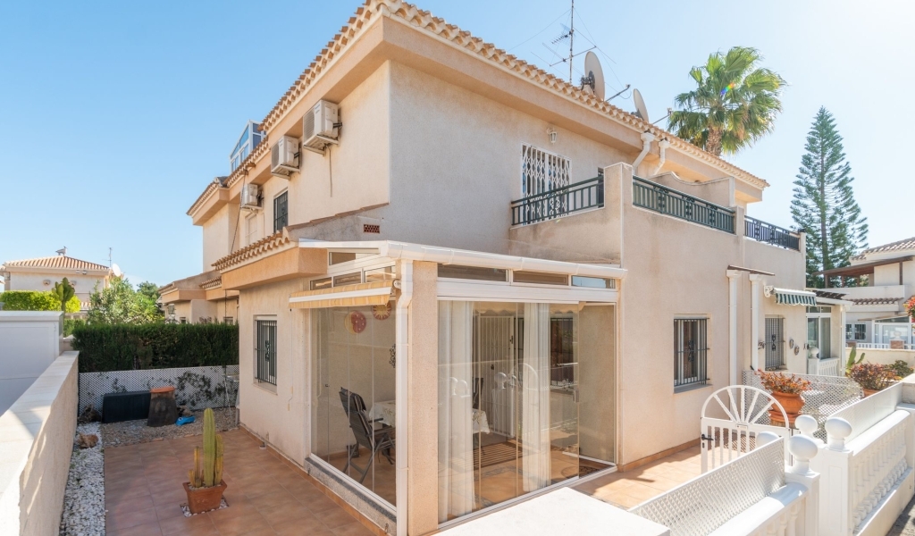 LOVELY SOUTH-WEST FACING QUAD HOUSE LOCATED IN THE HEART OF PLAYA FLAMENCA