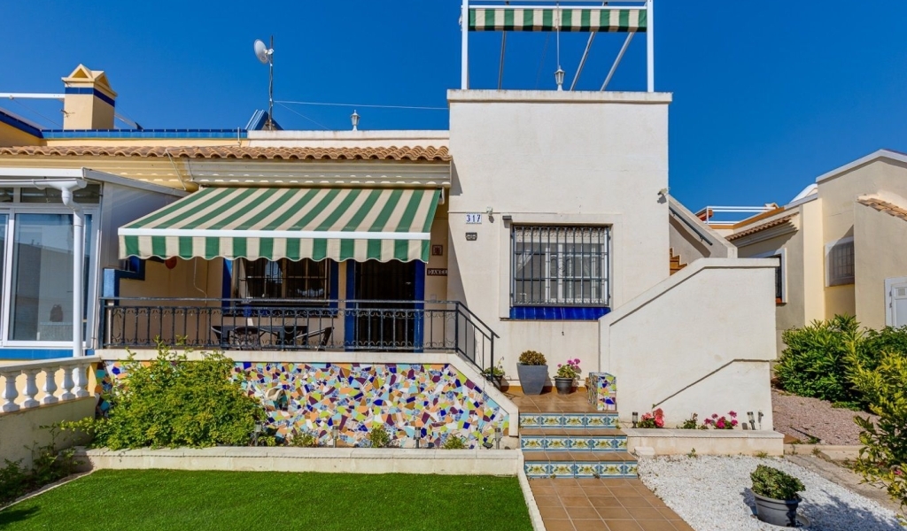 BEATUIFUL TRADITIONAL STYLE PROEPRTY LOCATED IN THE SOUGHT AFTER JUMILLA COMPLEX IN THE HEART OF PLAYA FLAMENCA