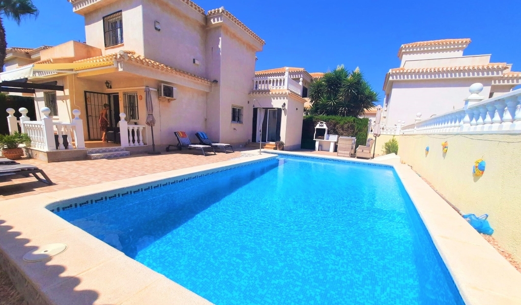 STUNNING DETACHED VILLA WITH PRIVATE POOL LOCATED IN THE VISTALUZ COMPLEX IN THE SOUGHT AFTER AREA OF PLAYA FLAMENCA